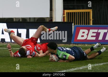 Darnell McIntosh (5) von Huddersfield Giants punktet am 4/16/2021 mit seinem Versuch. (Foto von David Greaves/News Images/Sipa USA) Quelle: SIPA USA/Alamy Live News Stockfoto