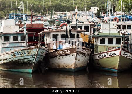 Fischerboote legten am frühen Abend in einem Kai am Fluss fest zusammen. Aufgenommen in der Stadt Alcobaça, Brasilien. Stockfoto