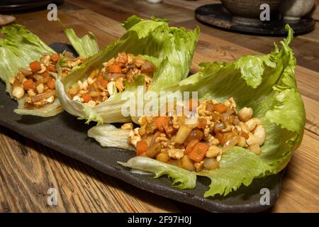 Ein köstlicher Teller mit Chicken Yuk Sung, chinesischen Salatpackungen mit Cashewnüssen, traditionelle Mahlzeit in china Stockfoto