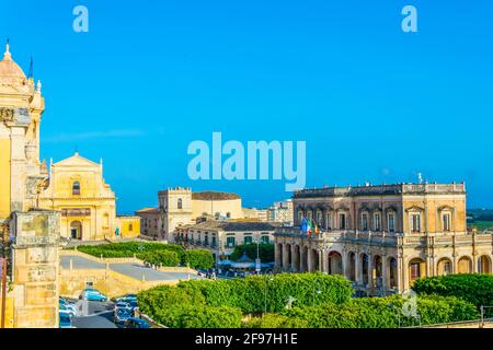 Luftaufnahme von Noto mit Basilika Santissimo Salvatore und Palazzo Ducezio, Sizilien, Italien Stockfoto