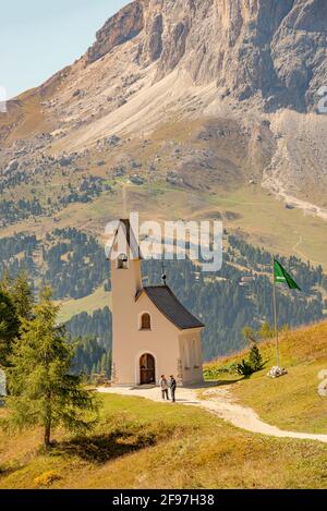 Cappella di San Maurizio, eine einsame Kirche auf den magischen Dolomitengipfeln des Pizes da Cir, am blauen Himmel und an sonnigen Tagen am Grödnerjoch, Südtirol, Italien. Stockfoto