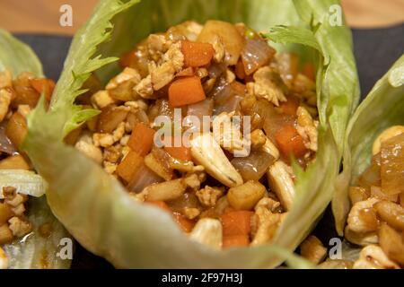 Ein köstlicher Teller mit Chicken Yuk Sung, chinesischen Salatpackungen mit Cashewnüssen, traditionelle Mahlzeit in china Stockfoto