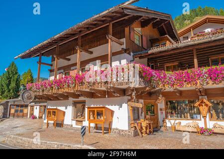 Touristische Innenstadt in St. Christina Valgardena in der Nähe von Grödnerjoch am Pizes de Cir Dolomitengruppe, Südtirol, Italien. Stockfoto