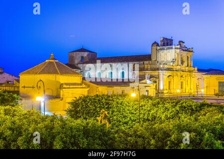Nachtansicht der chiesa di san carlo in Noto, Sizilien, Italien Stockfoto