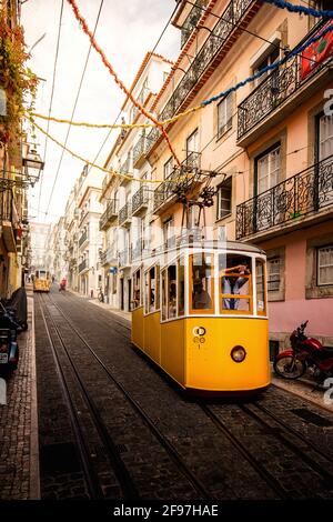 Typische Straßenbahn von Lissabon, Portugal, Europa Stockfoto