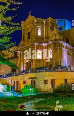 Nachtansicht der Chiesa di San Domenico in Noto, Sizilien, Italien Stockfoto