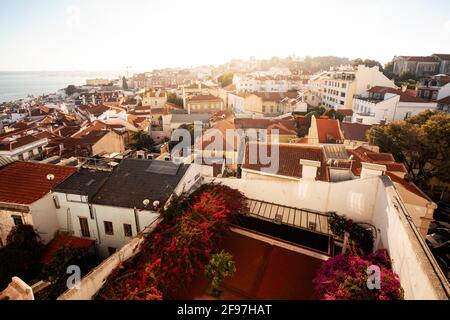 Panoramablick auf den Stadtteil Alfama in Lissabon, Portugal, Europa Stockfoto