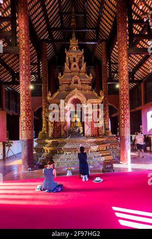 Thailand, Chiang Mai, Wat Phra Singh Tempel, Halle, Gläubige, betet Stockfoto