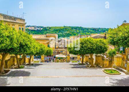 Blick auf einen kleinen Platz vor der Chiesa di san Giovanni Evangelista in Modica, Sizilien, Italien Stockfoto