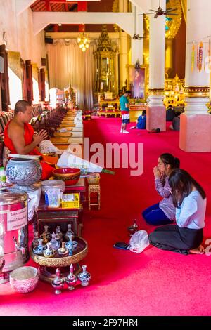 Thailand, Chiang Mai, Tempel Wat Phra Singh, Mönch, Priester, Gläubiger, Gebet, Stockfoto