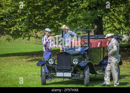 Nahaufnahme einer kaukasischen Familie, die aus einem Jahrgang auskommt Auto im Park Stockfoto