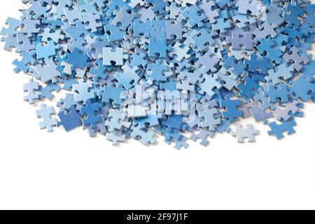 Viele Puzzleteile auf weißem Hintergrund. Stockfoto