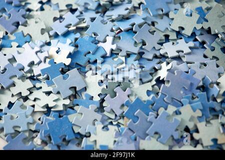 Puzzle-Stücke im Hintergrund. Nahaufnahme Stockfoto