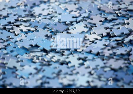 Puzzle-Stücke im Hintergrund. Nahaufnahme Stockfoto