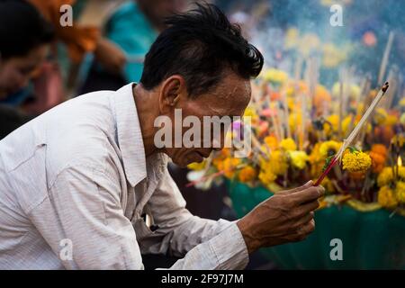 Laos, Champasak, Szenen im Tempel VAT Phou, Gläubiger Senior, Räucherstäbchen, Stockfoto
