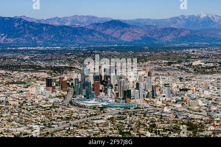 Los Angeles, Kalifornien, USA. Februar 2021. Luftaufnahme der Innenstadt VON LA und der San Gabriel Mountains dahinter. Kredit: Mark Holtzman/ZUMA Wire/Alamy Live Nachrichten Stockfoto