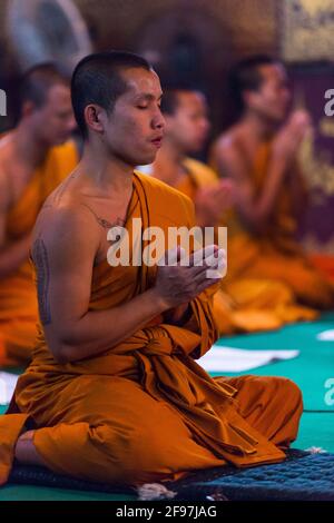 Laos, Luang Prabang, der Tempel VAT Choumkhong Sourin Tharam, Gebetshalle, Mönche, betet, Stockfoto