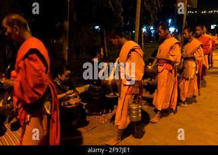 Laos, Luang Prabang, morgendlicher Almosenkurs der Mönche Stockfoto