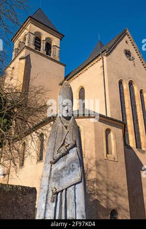 Statue des Hl. Willibrord vor der St. Willibrord Basilika in Echternach im Sauer Tal, Großherzogtum Luxemburg Stockfoto