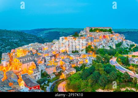 Sonnenuntergang Ansicht der Altstadt der sizilianischen Stadt Ragusa Ibla, Italien Stockfoto