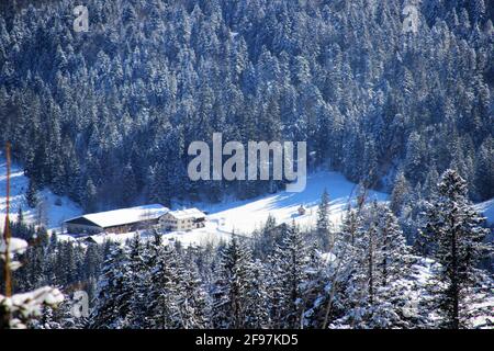 Winter im Werdenfelser Land, Blick auf gut Elmau mit Elmauer Kapelle, leichter Schatten, verschneite Fichtenwälder, Europa, Deutschland, Oberbayern Bayern, Krün bei Mittenwald Traumwetter Stockfoto