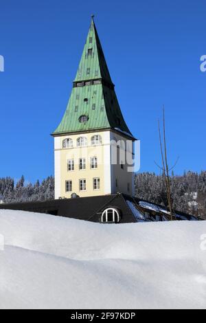 Tower of Schloss Elmau Luxury Spa Retreat & Cultural Hideaway im Elmauer Tal zwischen Garmisch-Partenkirchen und Mittenwald war Schauplatz des politischen G7-Gipfels im Juni 2015 mit den Präsidenten und Ministerpräsidenten der wichtigsten Nationen der Welt. Winter im Werdenfelser Land, Europa, Deutschland, Oberbayern, Krün bei Mittenwald, Traumwetter, Schneebereich im Vordergrund Stockfoto