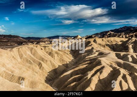 Eine malerische Wüste - Szene mit stark erodierten Furchen in der bekannten Zabriskie Point, Death Valley National Park, Kalifornien, USA Stockfoto