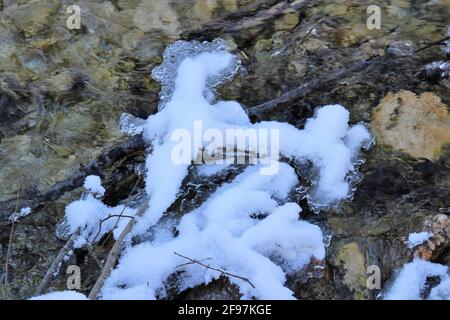 Winter im Werdenfelser Land, Winterwanderung nach Elmau. Ruhiger Bach in einer verschneiten Winterlandschaft, Eisbildung. Europa, Deutschland, Bayern, Oberbayern, Werdenfelser Land, Mittenwald Stockfoto