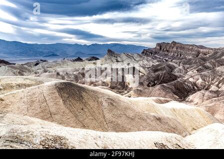 Eine malerische Wüste - Szene mit stark erodierten Furchen in der bekannten Zabriskie Point, Death Valley National Park, Kalifornien, USA Stockfoto