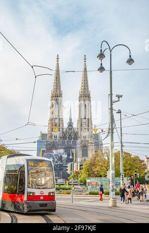 Glockentürme der Votivkirche in der historischen und touristischen Innenstadt von Wien, Österreich Stockfoto