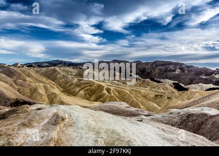 Eine malerische Wüste - Szene mit stark erodierten Furchen in der bekannten Zabriskie Point, Death Valley National Park, Kalifornien, USA Stockfoto