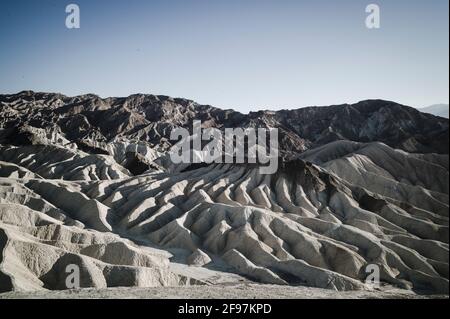 Eine malerische Wüste - Szene mit stark erodierten Furchen in der bekannten Zabriskie Point, Death Valley National Park, Kalifornien, USA Stockfoto