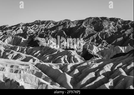 Eine malerische Wüste - Szene mit stark erodierten Furchen in der bekannten Zabriskie Point, Death Valley National Park, Kalifornien, USA Stockfoto