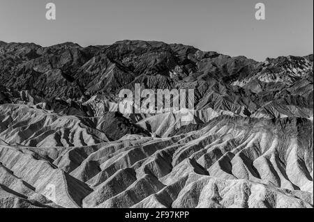 Eine malerische Wüste - Szene mit stark erodierten Furchen in der bekannten Zabriskie Point, Death Valley National Park, Kalifornien, USA Stockfoto