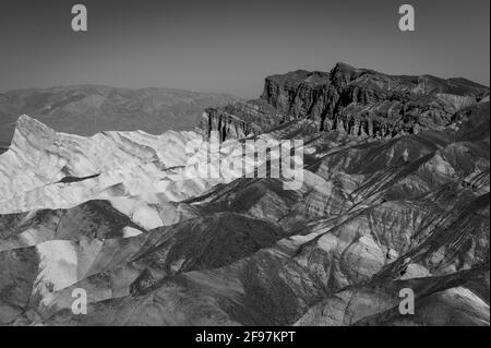 Eine malerische Wüste - Szene mit stark erodierten Furchen in der bekannten Zabriskie Point, Death Valley National Park, Kalifornien, USA Stockfoto