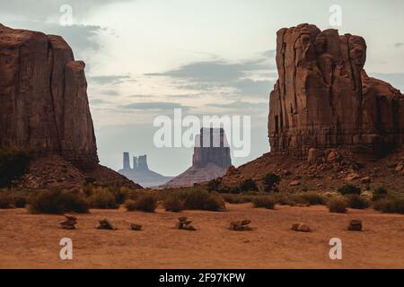 Massive Felsen im Monument Valley (Tal der Felsen) - einer Region des Colorado Plateaus. An der Grenze zwischen Arizona und Utah gelegen Stockfoto