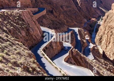 Blick auf eine kurvenreiche Straße an den Schluchten von Dades (Boumalne Dades) - der Dades Canyon - im Süden Marokkos Stockfoto