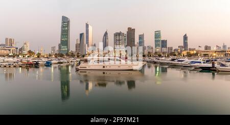 Panorama von Souq Sharq Marina in Salmiya, Kuwait, Arabische Halbinsel, Westasien. Yachten im Wasser und Stadtbild Kuwaits im Hintergrund. Stockfoto