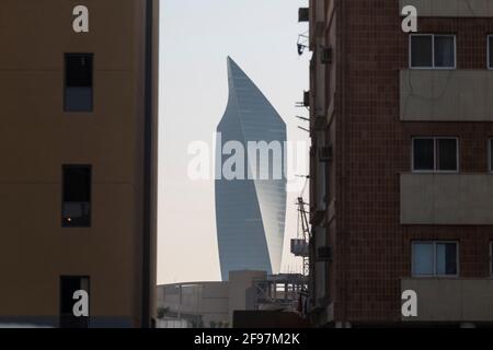 Der Al Hamra Tower in der Abenddämmerung in Kuwait City, Naher Osten - das höchste Gebäude und ein architektonisches Highlight in Kuwait City Stockfoto