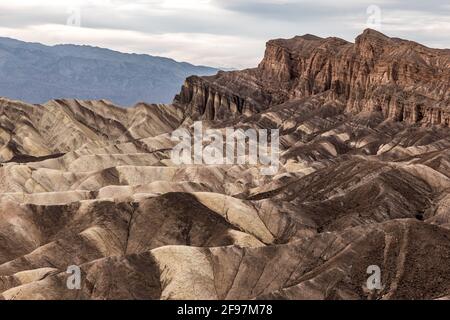 Eine malerische Wüste - Szene mit stark erodierten Furchen in der bekannten Zabriskie Point, Death Valley National Park, Kalifornien, USA Stockfoto