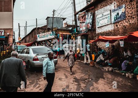 Auf den Straßen von Addis Abeba, Äthiopien, Afrika. Viel Verkehr, viele Menschen - aber auch Natur, einfaches Leben in einer rauen Umgebung. bunt. Stockfoto