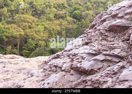 Fragile Felsen, die aufgrund oxidierter Eisenminerale rosa gefärbt sind. Stockfoto