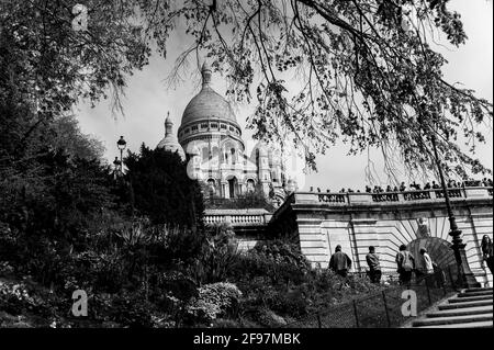 Schwarz-Weiß Foto der neoromanisch-byzantinischen Basilika Sacre-Coeur Im Pariser Viertel Montmartre Stockfoto