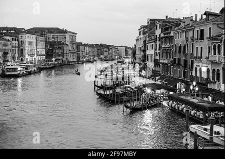 Canale Grande in Venedig, Italien - eine wunderschöne Wasserstraße mit Taxibooten und Gondeln. Aufgenommen mit Leica M monochrom Stockfoto