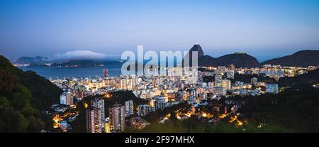 Langzeitbelichtung Panorama aufgenommen von der Skyline von Botafogo mit dem Zuckerhut hinten in Rio de Janeiro, Brasilien am Abend während des Sonnenuntergangs. Von Santa Teresa aus gesehen. Aufgenommen mit . Stockfoto