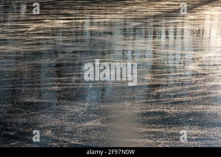 Winter, Wetter, Bayern, Wagen, Tachinger See, Rupertiwinkel Region, Oberbayern, Eis, gefrorener See Stockfoto