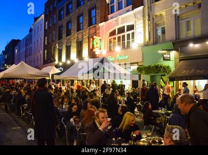 London, Großbritannien. April 2021. Belebte Restaurants in der Frith Street, Soho. Am ersten Freitag packten Massen von Menschen die Bars und Restaurants im Zentrum Londons, da die Sperrregeln gelockert wurden. Stockfoto