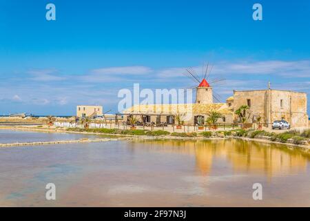 Blick auf eine Windmühle im Naturschutzgebiet Saline di Trapani e Paceco in der Nähe von Trapani, Sizilien, Italien Stockfoto