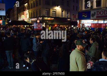 London, Großbritannien. April 2021. Belebte Straßen in Soho. Am ersten Freitag, da die Sperrregeln gelockert wurden, packten Massen von Menschen die Bars und Restaurants in Soho, im Zentrum Londons. Stockfoto