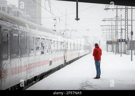 Essen, Nordrhein-Westfalen, Deutschland - Wintereinbruch im Ruhrgebiet, Bahnhof Essen, viele Züge sind wegen Eis und Schnee verspätet oder abgesagt, Fahrgäste warten auf den Zug. Stockfoto